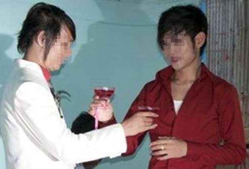 Ngày 16/5, một đám cưới đồng tính nam được tổ chức tại phường Bình San, thị xã Hà Tiên (Kiên Giang).